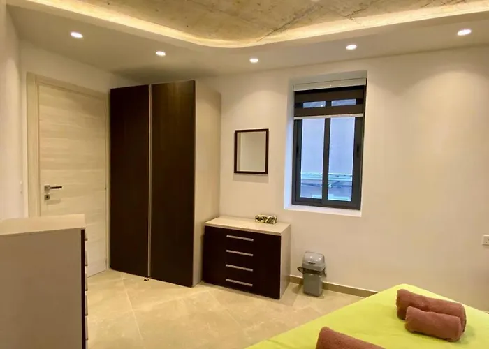 Cosy Modern In Il-gzira *